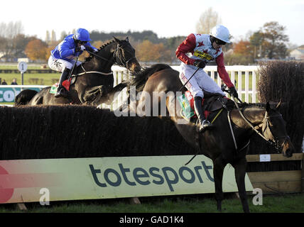 Ollie Magern und Paddy Brennan machen einen schlechten Fehler am letzten Zaun auf ihrem Weg zum Sieg in der Bet 365 Charlie Hall Chase auf Wetherby Rennbahn. Stockfoto