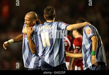 Charlton Athletic Spieler Chris Iwelumo (links), Jerome Thomas (rechts) und Darren Ambrose feiern den Sieg nach dem Schlusspfiff. Stockfoto