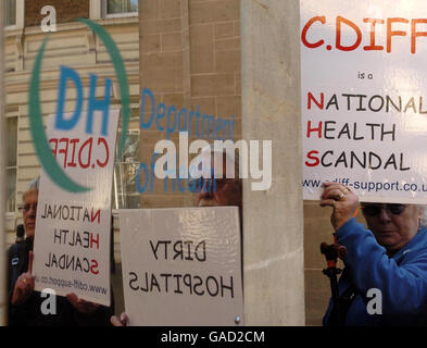 Verwandte von Patienten mit Clostridium difficile - einer bakteriellen Infektion des Darms - kommen zu Gesprächen im Gesundheitsministerium an. Stockfoto