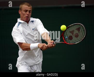 Tennis, Wimbledon 2002. Lleyton Hewitt gibt eine Rückhand zurück Stockfoto