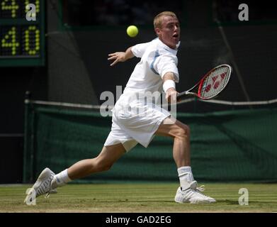 Tennis - Wimbledon 2002. Lleyton Hewitt gibt eine Rückhand zurück Stockfoto