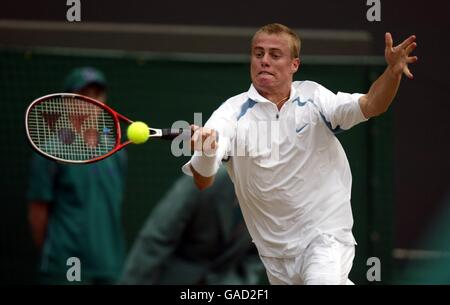 Tennis, Wimbledon 2002. Lleyton Hewitt gibt eine Vorhand zurück Stockfoto