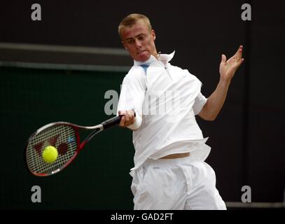 Tennis, Wimbledon 2002. Lleyton Hewitt gibt eine Vorhand zurück Stockfoto