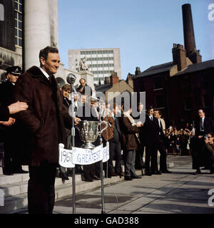 Leeds United Manager Don Revie spricht die Menge in Leeds bei der Begrüßung für sein Team nach dem Gewinn des League Cup. Stockfoto