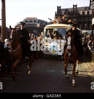 Fußball - Football League Cup - Leeds Homecoming. Leeds United wird nach dem Gewinn des League Cups in ihrer Heimatstadt begeistert aufgenommen. Stockfoto