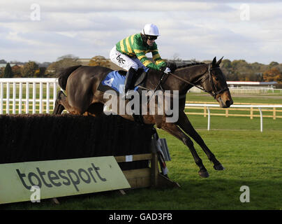 Champion Jockey Tony McCoy gewinnt die Auker Rhodes Blue Parrot Chase auf Olay Olay auf der Wetherby Rennbahn. Stockfoto