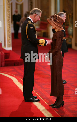 Frau Diana Nelson wird vom Prince of Wales im Buckingham Palace zur OBE gemacht. Dieses Bild muss PA Photos gutgeschrieben werden. Stockfoto