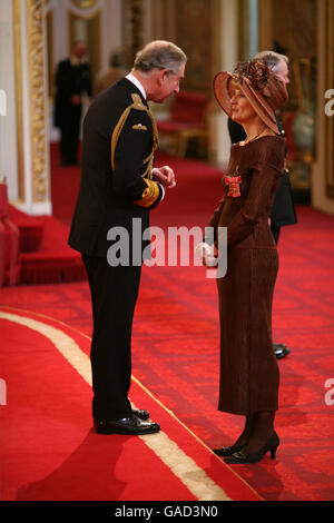 Frau Diana Nelson wird vom Prince of Wales im Buckingham Palace zur OBE gemacht. Dieses Bild muss PA Photos gutgeschrieben werden. Stockfoto