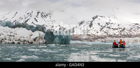 Touristen im Schlauchboot in der Nähe von Eisberg im Liefdefjorden Fjord, Spitzbergen, Norwegen Stockfoto