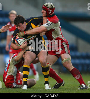 Rugby Union - EDF Energy Cup - Gruppe A - London Wasps gegen Gloucester Rugby - Adams Park. Tom Voyce von London Wasps wird von Ryan Lamb von Gloucester Rugby und Alasdair Strokosch angegangen Stockfoto