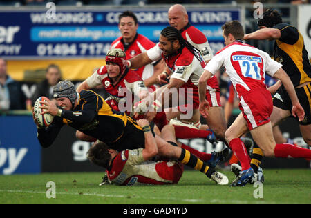 Rugby Union - EDF Energy Cup - London Wasps gegen Gloucester - Adams Park. James Haskell von Wasps erzielt seinen zweiten Versuch während des EDF Energy Cup-Spiels im Adams Park, Wycombe. Stockfoto