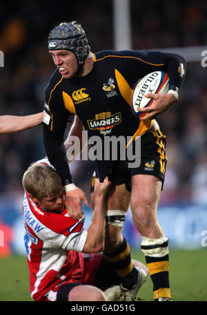 Wasps James Haskell wird während des EDF Energy Cup Spiels im Adams Park, Wycombe, von Gloucester's Iain Balshaw angegangen. Stockfoto