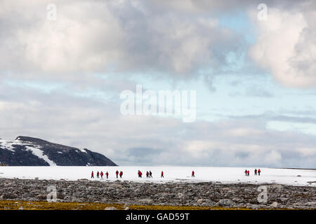 Arktische Touristen in der Tundra bei Smeerenburg, Amsterdamoya Island, Spitzbergen, Norwegen Stockfoto