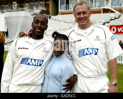 Surreys Berufserfahrung Studenten lassen sich ihre Fotos mit Spielern machen Jason Ratcliffe (rechts) und Michael Carberry (links) Stockfoto