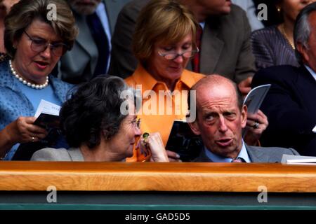 Tennis, Wimbledon 2002, Zweite Runde. Der Duke of Kent schaut sich das Spiel an Stockfoto