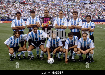 Argentinien Team Group. (Hinten l-r) Fernando Caceres, Jose Antonio Chamot, Luis Islas, Fernando Redondo, Oscar Ruggeri, Diego Maradona. (Vordere Reihe l-r) Claudio Caniggia, Diego Simeone, Gabriel Batistuta, Abel Balbo, Roberto Nestor Sensini Stockfoto