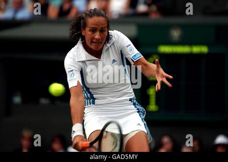 Tennis, Wimbledon 2002, Erste Runde. Jane O'Donoghue im Einsatz gegen Venus Williams Stockfoto