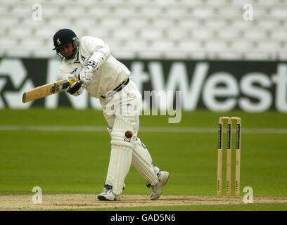 Michael Powell von Warwickshire macht den Ball für einen Lauf weg Stockfoto