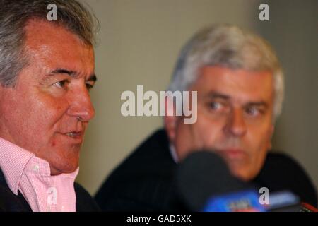 Fußball - FA Barclaycard Premiership - Leeds United Pressekonferenz. Terry Venables, neuer Manager von Leeds United, mit seinem neuen Vorsitzenden Peter Ridsdale. Stockfoto