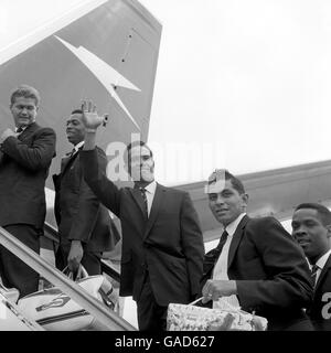 Gary Sobers, Kapitän der Cricket-Mannschaft von West Indies, winkt Freunden zu, als er mit anderen Mitgliedern des Teams den Flughafen London verlässt, um nach Hause zurückzukehren. Auf der linken Seite ist Lance Gibbs und rechts Michael Carew. Stockfoto