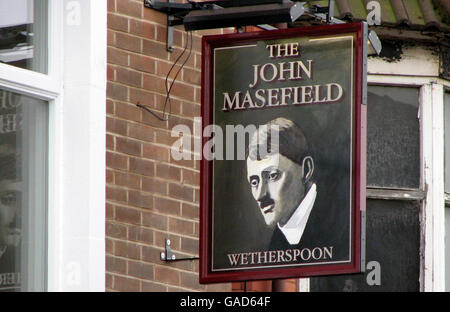 Eine allgemeine Ansicht des John Masefield Pub in Rock Ferry, Wirral, Merseyside, die Beschwerden wegen Masefields auffälliger Ähnlichkeit mit Adolf Hitler in einem Schild auf dem Gelände gezogen hat. Stockfoto