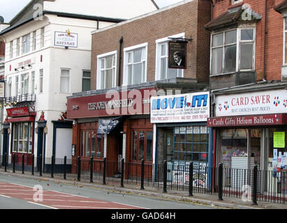 Eine allgemeine Ansicht des John Masefield Pub in Rock Ferry, Wirral, Merseyside, die Beschwerden wegen Masefields auffälliger Ähnlichkeit mit Adolf Hitler in einem Schild auf dem Gelände gezogen hat. Stockfoto