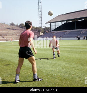 Fußball - Weltmeisterschaft England 1966 - Uruguay Training - Hillsborough. Leitung der Praxis für die Uruguayer in Sheffield. Stockfoto