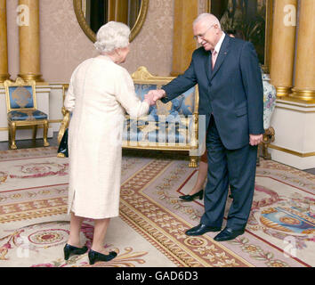 Die britische Königin Elizabeth II. Begrüßt seine Exzellenz, den Präsidenten der Tschechischen Republik, Vaclav Klaus, und Frau Klausova (versteckt hinter dem Präsidenten) im Buckingham Palace. Stockfoto