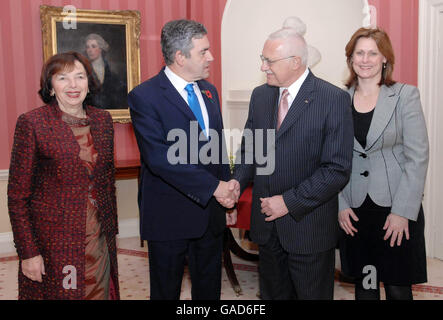 Der britische Premierminister Gordon Brown und seine Frau Sarah (rechts) begrüßen heute den tschechischen Präsidenten Vaclav Klaus und seine Frau Livia in der Downing Street in London zu Gesprächen. Stockfoto