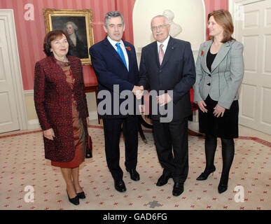 Der britische Premierminister Gordon Brown und seine Frau Sarah (rechts) begrüßen heute den tschechischen Präsidenten Vaclav Klaus und seine Frau Livia in der Downing Street in London zu Gesprächen. Stockfoto