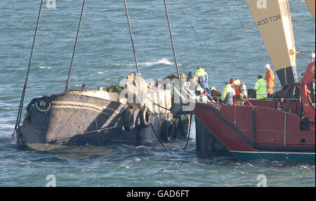 Das Wrack des Trawlers Pere Charles, bei dem im Januar fünf Männer vor der Küste der Grafschaft Wexford, Irland, starben, wird im Dunmore East Harbour in der Grafschaft Waterford an die Oberfläche gehoben. Stockfoto