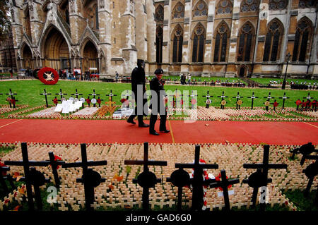 Veteranen gehen durch das Gebiet der Erinnerung in Westminster Abbey, Central London. Stockfoto