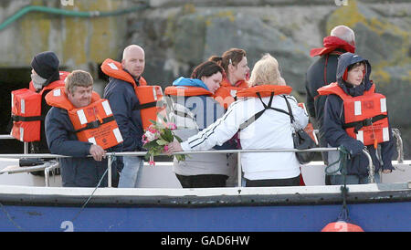 Familienangehörige von fünf Männern, die auf dem Trawler Pere Charles starben, der im Januar in rauer See vor der Küste der Grafschaft Wexford, Irland, versank, fahren aus Dunmore East Hafen in der Grafschaft Waterford, um dem Schiff ihre letzte Ehre zu erweisen. Stockfoto