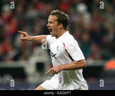 Fußball - UEFA-Cup - Gruppe F - Bayern München / Bolton Wanderers - Allianz-Arena. Kevin Davies von Bolton Wanderers feiert den Ausgleich Stockfoto