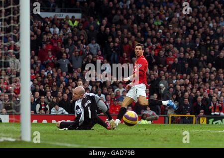 Fußball - Barclays Premier League - Manchester United / Blackburn Rovers - Old Trafford. Cristiano Ronaldo von Manchester United (rechts) erzielt das zweite Tor des Spiels. Stockfoto