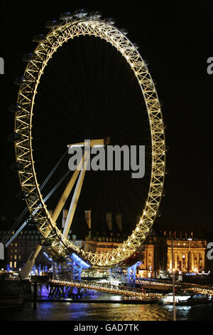 The London Eye goes Gold, um die Eröffnungswoche der Feierlichkeiten zu "Tutanchamun und das Goldene Zeitalter der Pharaonen" zu beginnen. Stockfoto