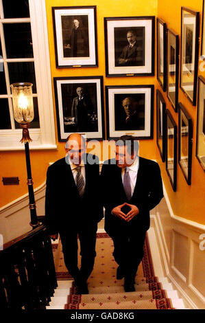 Premierminister Gordon Brown (rechts) trifft sich mit Sloweniens Premierminister Janez Jansa (links) in der Downing Street 10 im Zentrum von London. Stockfoto