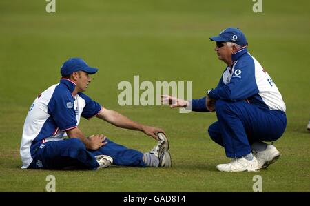 Coach Duncan Fletcher plaudert mit Kapitän Nasser Hussain Stockfoto