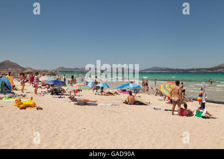 Sonnenanbeter am strand playa de Muro, in der Nähe von Alcudia, Mallorca ( Mallorca ), Balearen, Spanien Europa Stockfoto