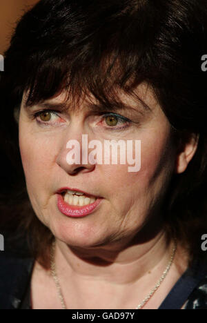 Michelle Diskin, Schwester von Barry George, spricht mit den Medien über die Schritte der Royal Courts of Justice, London, nachdem George seinen Appell gegen seine Verurteilung wegen des Mordes an Fernsehmoderatorin Jill Dendo gewonnen hatte. Stockfoto