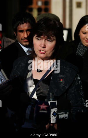 Michelle Diskin, Schwester von Barry George, spricht mit den Medien über die Schritte der Royal Courts of Justice, London, nachdem George seinen Appell gegen seine Verurteilung wegen des Mordes an Fernsehmoderatorin Jill Dendo gewonnen hatte. Stockfoto