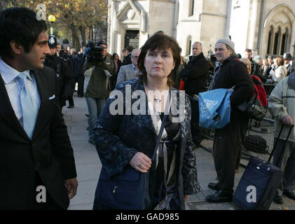 Michelle Diskin, Schwester von Barry George, spricht mit den Medien über die Schritte der Royal Courts of Justice, London, nachdem George seinen Appell gegen seine Verurteilung wegen des Mordes an Fernsehmoderatorin Jill Dendo gewonnen hatte. Stockfoto