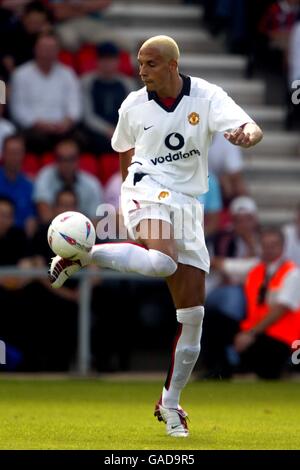 Fußball - freundlich - Bournemouth gegen Manchester United. Manchester United's neuer Signing Rio Ferdinand hält den Ball in die Falle Stockfoto