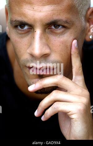 Manchester United's Neuzugang Rio Ferdinand sitzt auf der Bank Stockfoto