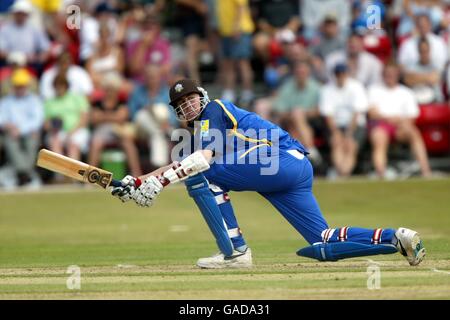 Cricket - Norwich Union League - Division Two - Surrey gegen Essex. Surreys Rikki Clarke schlägt eine vier Stockfoto