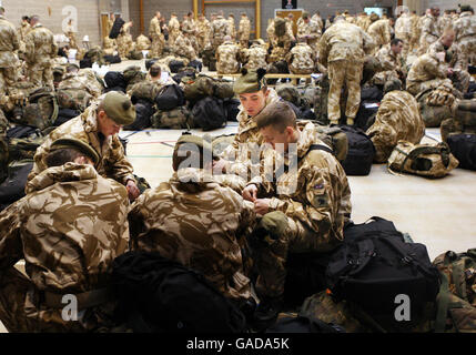 Soldat des 1. Bataillons, die Royal Scots Borderers, vor ihrer Reise in den Irak, aus ihrer Dreghorn Barracks in Edinburgh. Stockfoto