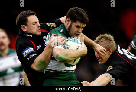 Rugby Union - Heineken Cup - Pool 6 - Leicester Tigers / Edinburgh - Welford Road. Dan Hipkiss von Leicester wird vom Edinburgher Nick De Luca während des Heineken Cup Pool 6-Spiels in der Welford Road, Leicester, angegangen. Stockfoto