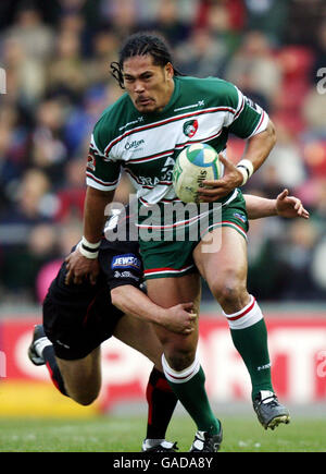 Rugby Union - Heineken Cup - Pool 6 - Leicester Tigers / Edinburgh - Welford Road. Die Leicester Alesana Tuilagi wird vom Edinburgher Andrew Turnbull während des Heineken Cup Pool 6-Spiels in der Welford Road, Leicester, angegangen. Stockfoto