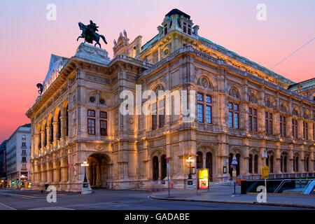 Opernhaus in der Abenddämmerung in Wien Stockfoto