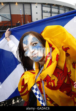 Schottland-Fans. Ein Schottland-Fan, der in der Nähe des Hampden Stadions abgebildet ist, bereitet sich auf das große Spiel gegen Italien heute Abend vor. Stockfoto